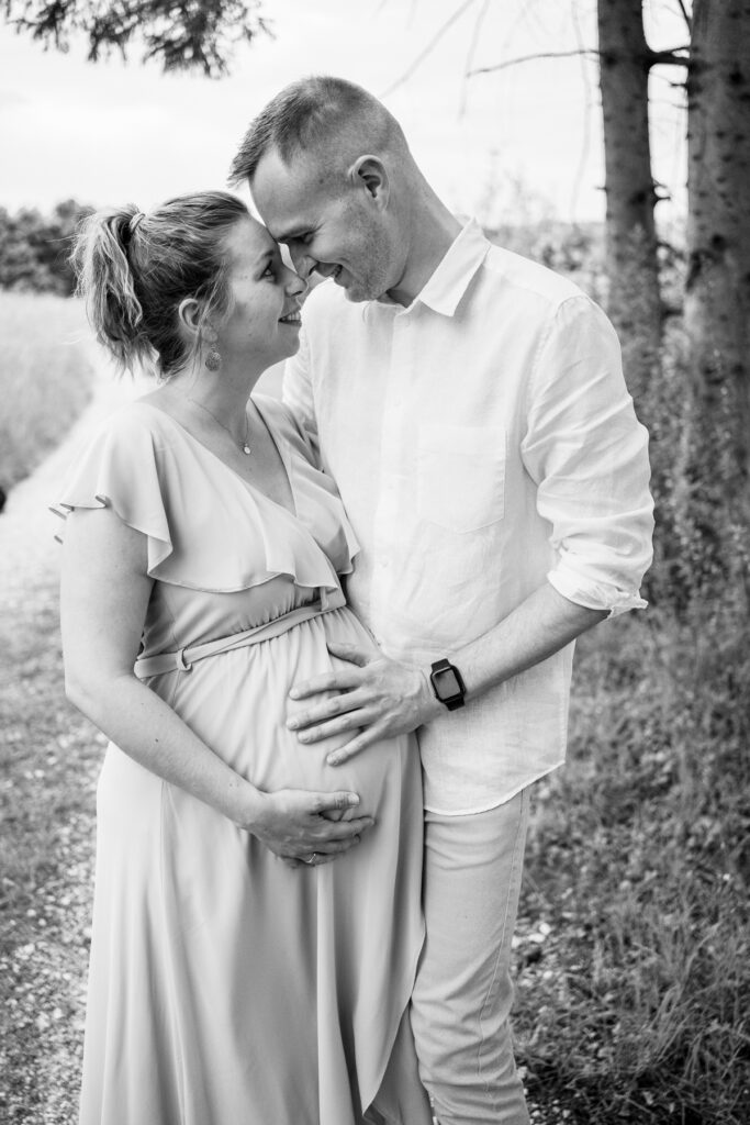 Babybauchshooting schwarz-weiß Outdoor