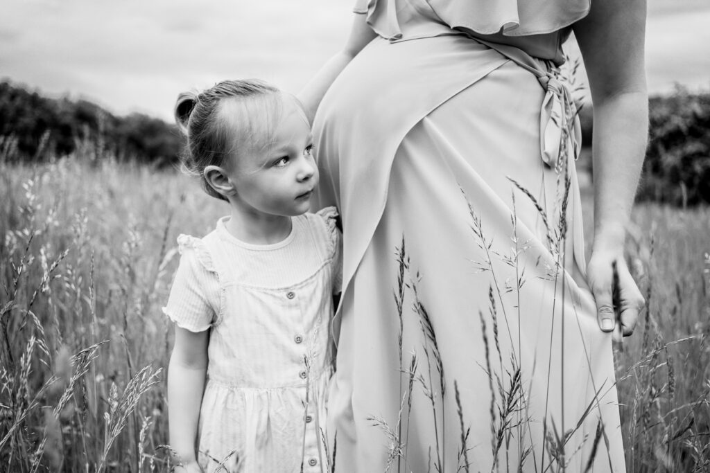 Babybauchshooting schwarz-weiß Outdoor