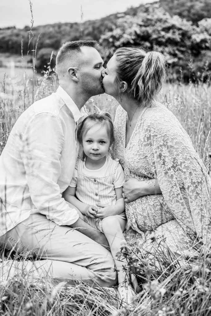 Babybauchshooting schwarz-weiß Outdoor